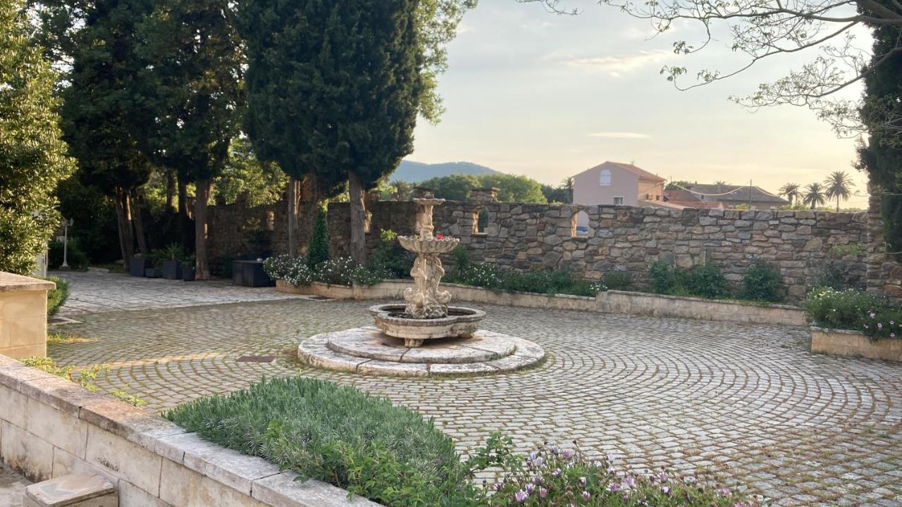 Gite Encore Un Soir Hyeres Ngoại thất bức ảnh